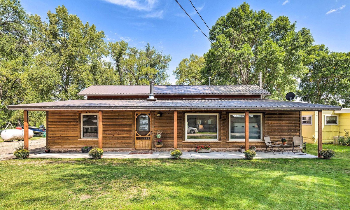Elwood House | Family Home w/Hot Tub - Walk to Johnson Lake!