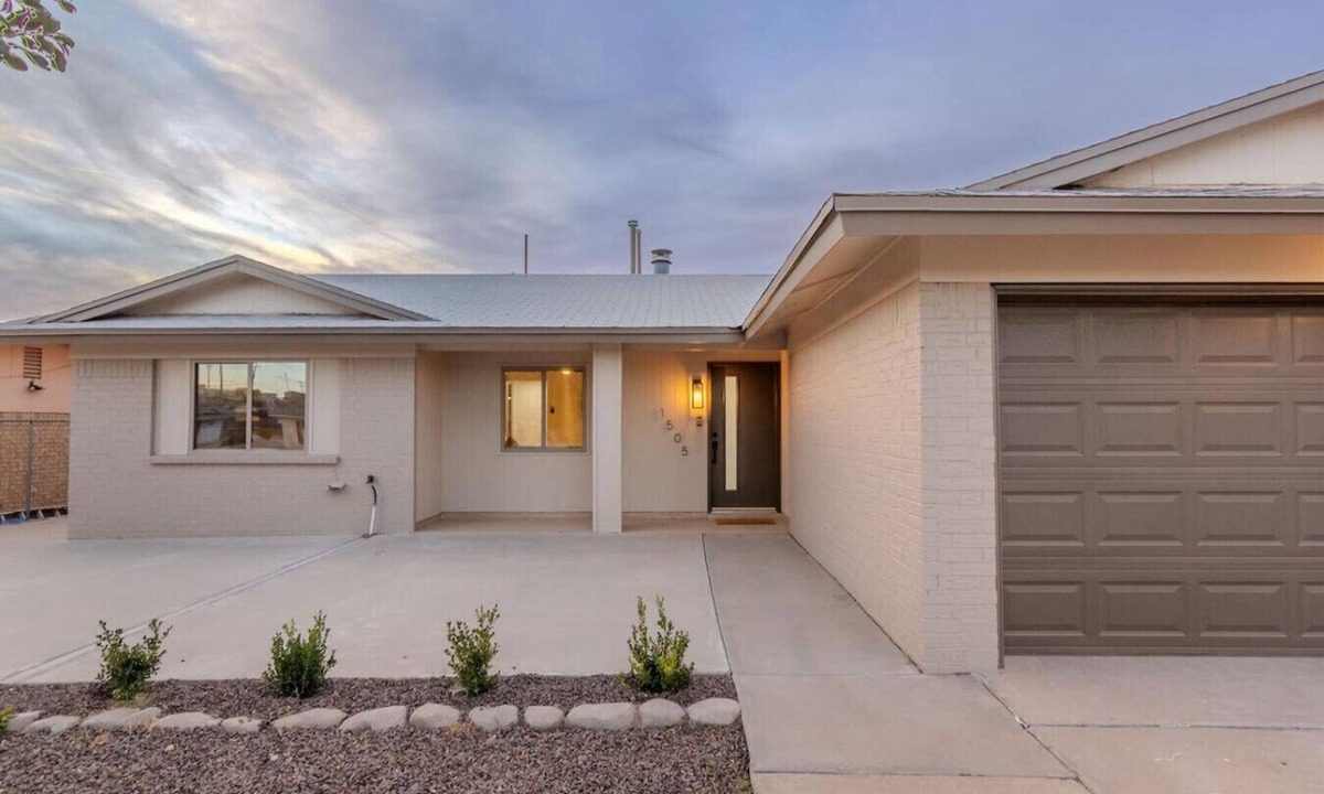 Biggs Field House | Family home w/outdoor playground