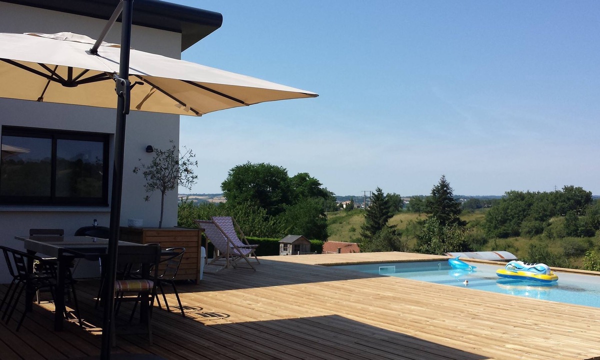 Castres House | family home with pool