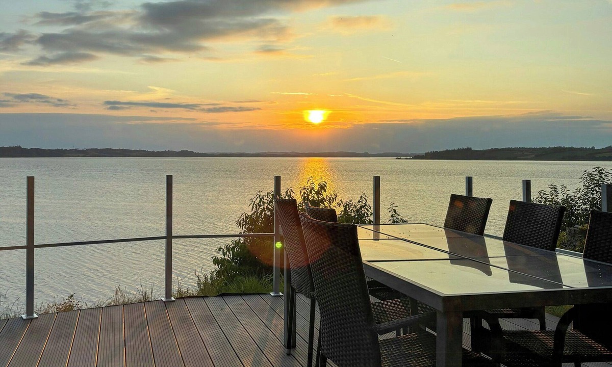 Hjarbæk House | Family home with sunsets at Hjarbæk Fjord