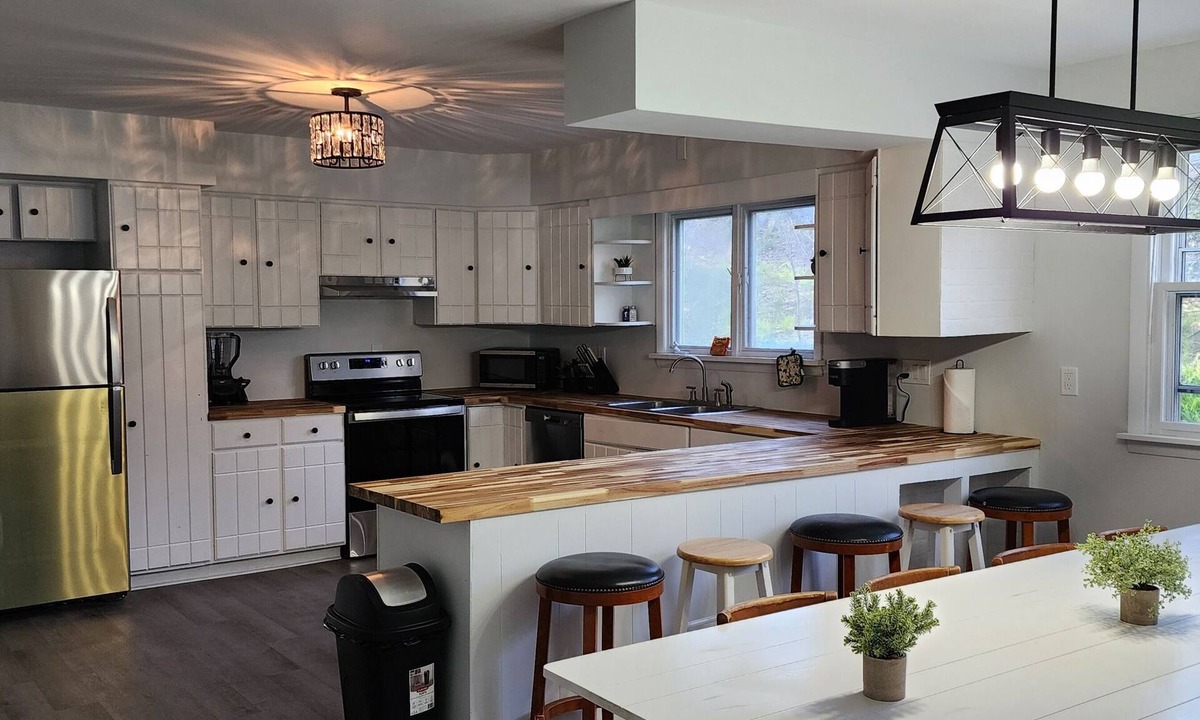 Himrod House | Family House - 6 Bedrooms - Seneca Lake