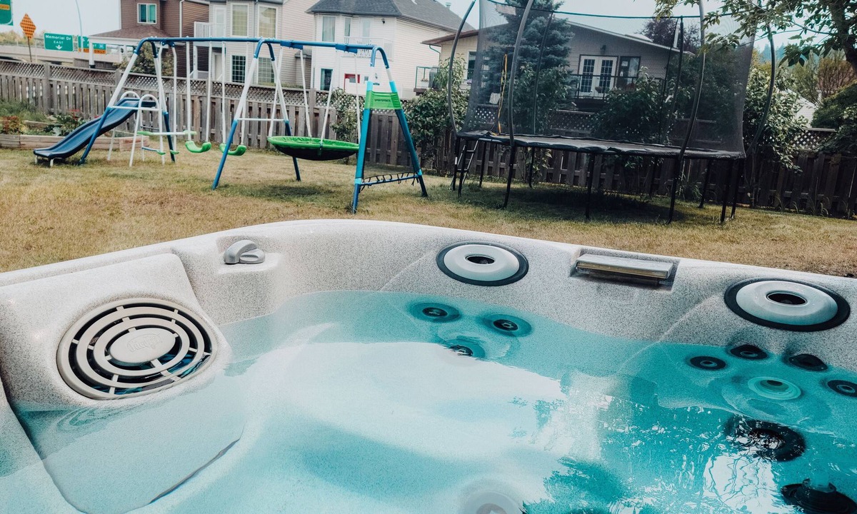 Montgomery House | Family House with Httb Playgr BBQ Firept