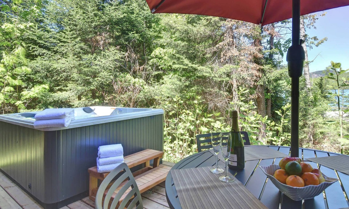 Lac Superieur Village Ski Chalet | Family Lake Access Chalet w/Spa