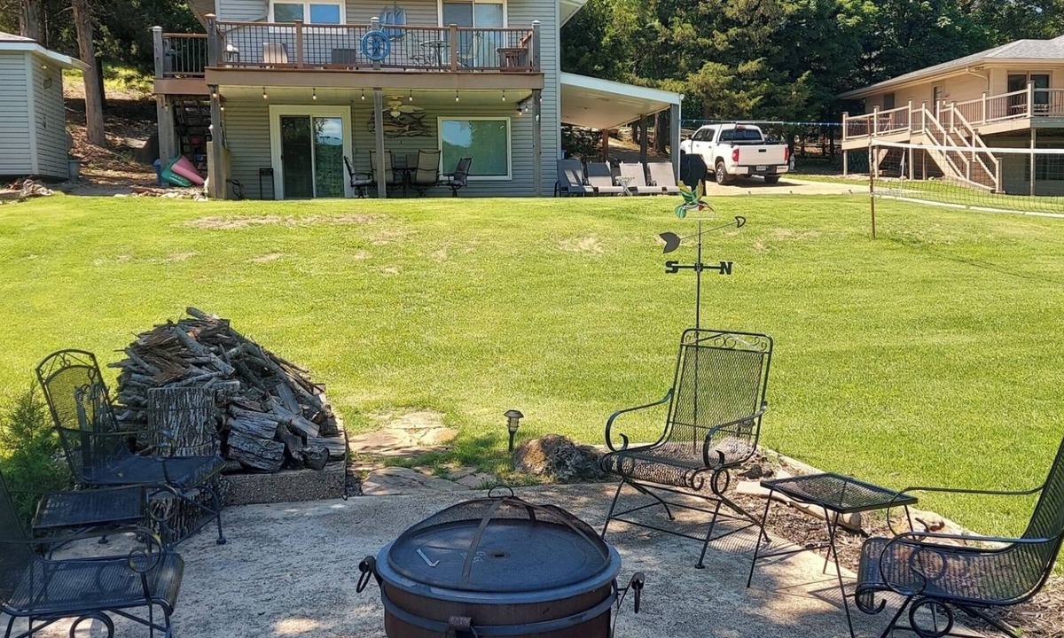 Camdenton House | Family Lakefront, Great View, Big Yard & dock, Kayaks, Patio, firepit, Fish Swim