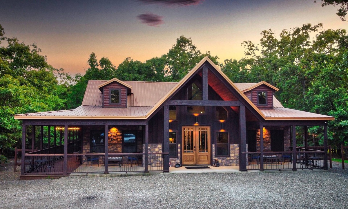 Hochatown Cabin | Family Lodge: 5 King Beds Hot Tub Game Deck Boat Parking