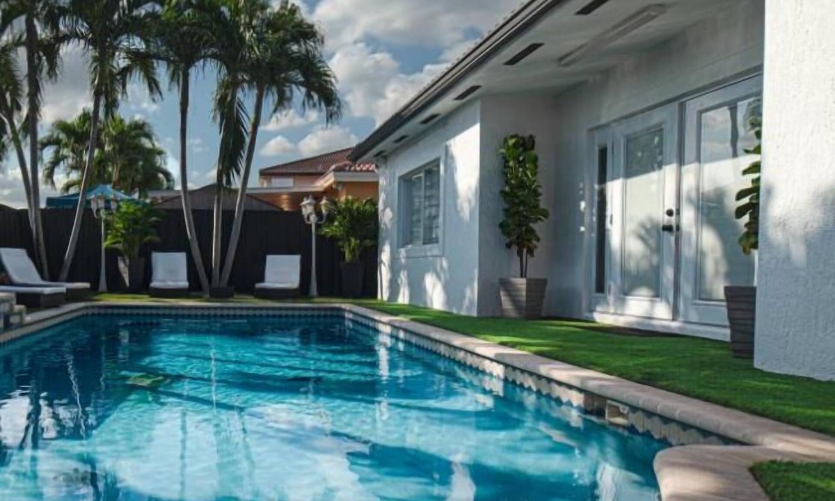 Ludlam House | Family Oasis Heated Pool 10 min to Zoo & Marina