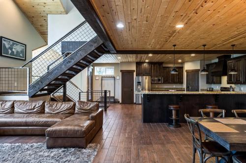 Summit Park Resort | Family Paradise, Sleeps 14, High-End Interiors, 20 Minutes from the Mountain!