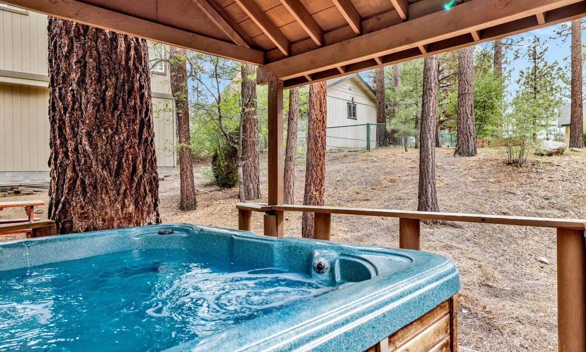 Fox Farm Cabin | Family & Pet Friendly 2BR: Mins to Snow Summit w/Hot Tub & BBQ