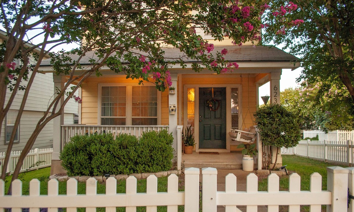 Kyle House | Family Pet Friendly 3-bedroom Vintage Inspired house in Kyle - Plum Creek