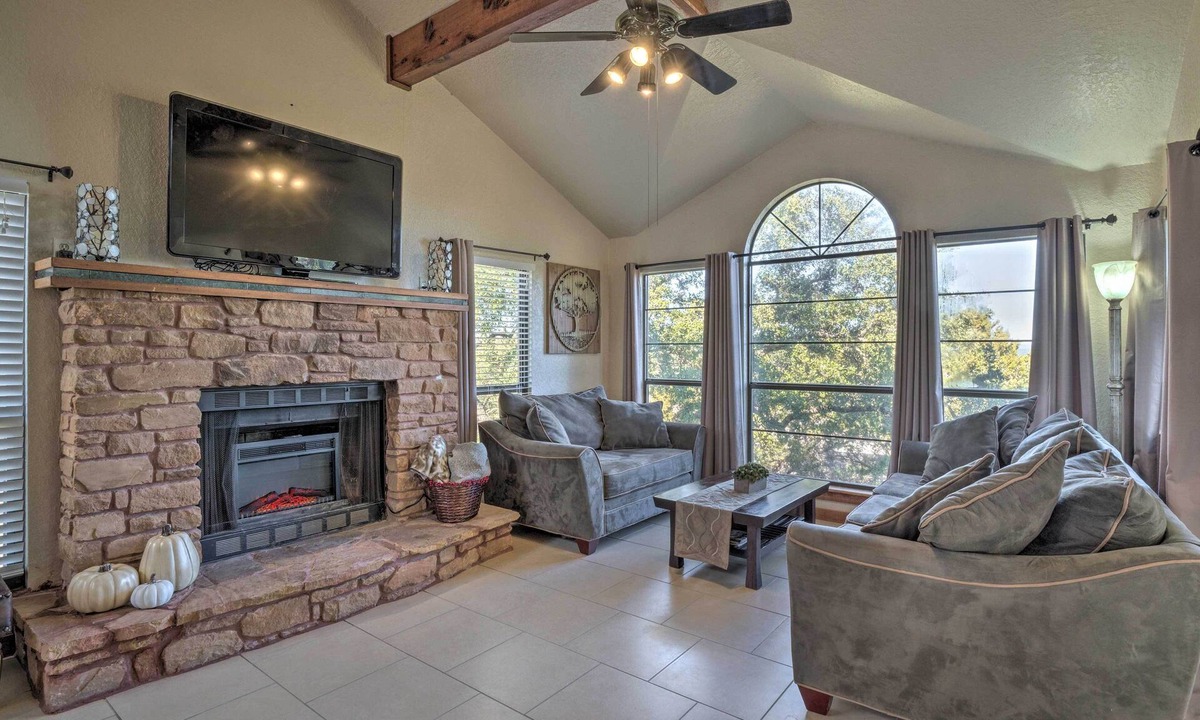 Briarcliff House | Family & Pet Friendly LAKE TRAVIS Retreat! Fenced Yard/Views/Trails/Golf/Deer!