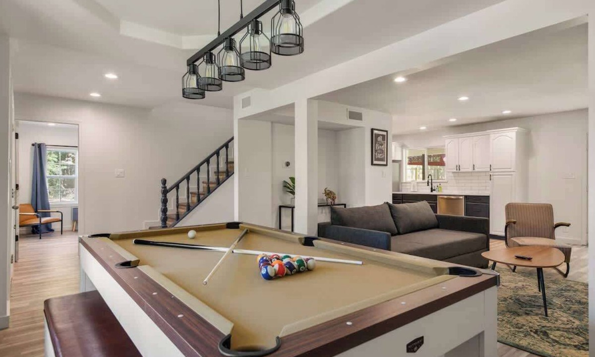 Franklin Park House | Family & Pet Friendly-Pool Table