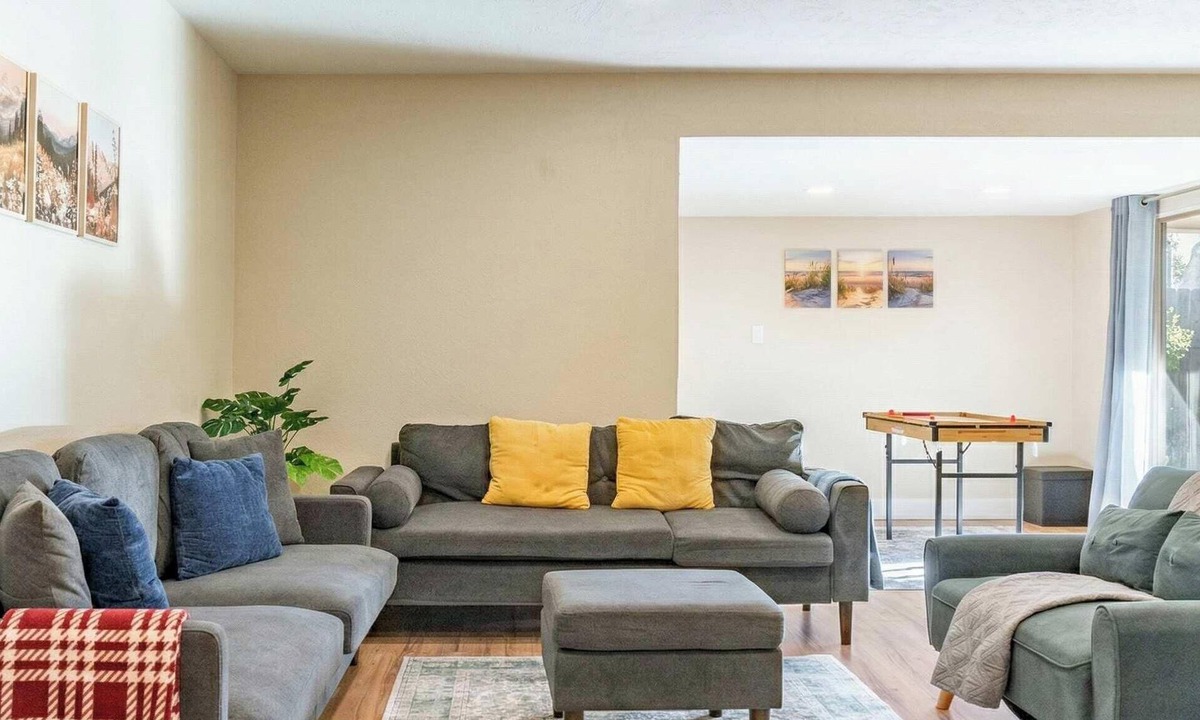 Foothill Farms House | Family, Pet & Long Vacation Friendly, Fenced Yard