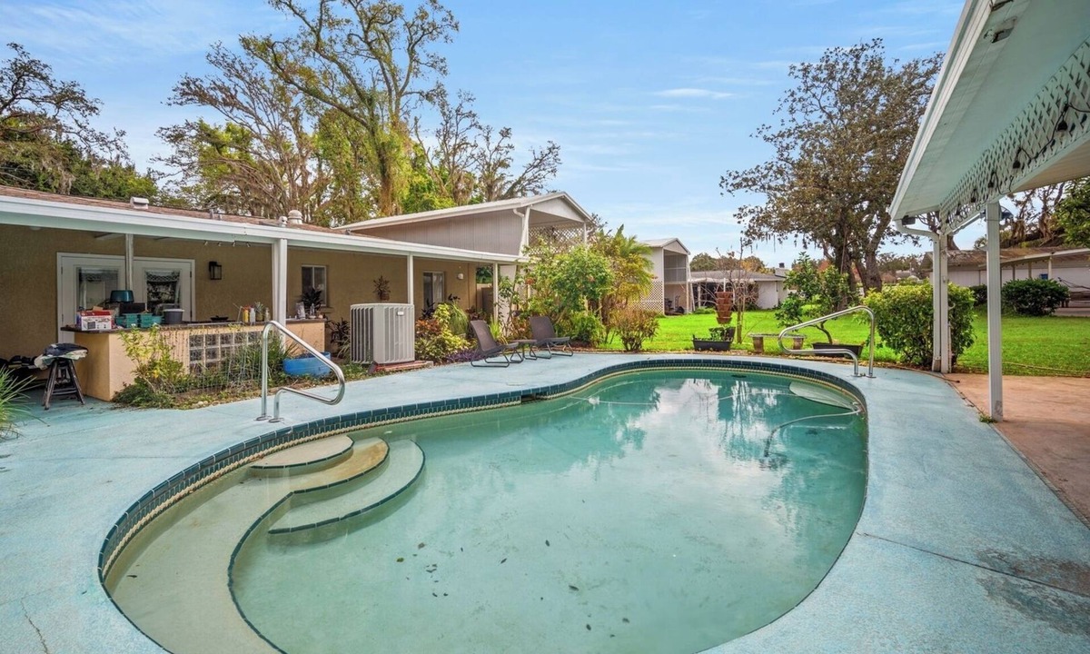 East County Civic Group House | Family Pool Home Sleeps 8