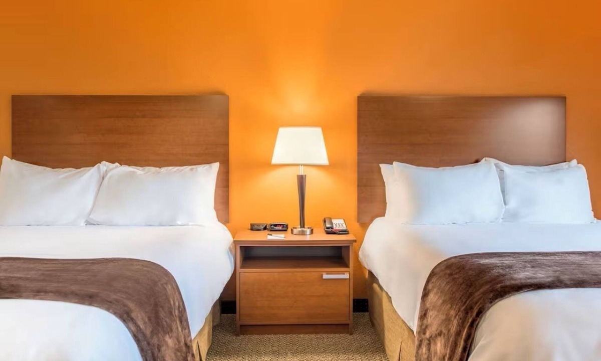 Overland Park Hotel | Family-Ready Rooms with Kitchen and Laundry Facilities