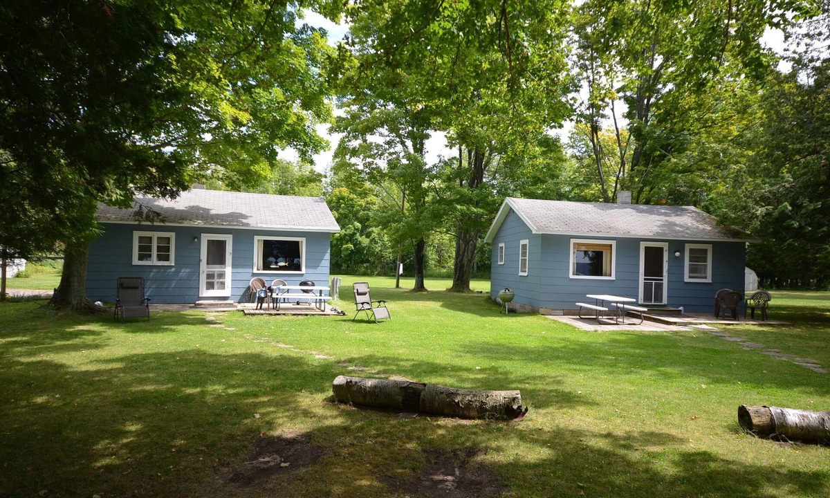 Maple City House | Family resort cottage-Big Glen Lk waterfront.Dock tennis court,kayak,rowboat