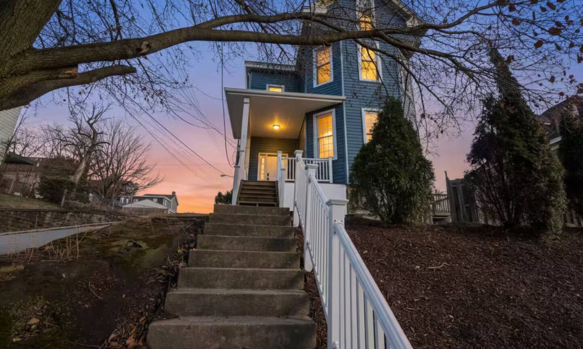 Mount Washington House | Family Retreat - 2 Homes Under 1 Roof, 5BR 3BA, Decks, Yard & Parking