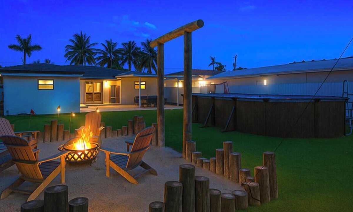 Tamiami House | Family Retreat/Pool/Courts/Firepit/Mini Golf & Fun