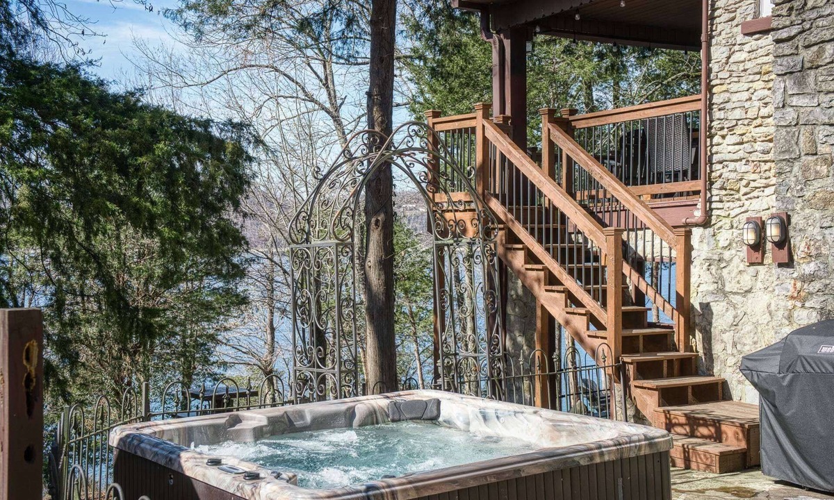 Silver Point House | Family Retreat, Private Lake Access w/Trail, Stunning Views, Kids Play Area, Hot Tub, WiFi & Games