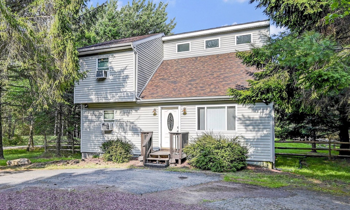 Albrightsville Ski Chalet | Family Retreat w Fenced Yd and Game Rooms-Pool-Shuffleboard-Arcade-AirHockey-Ski