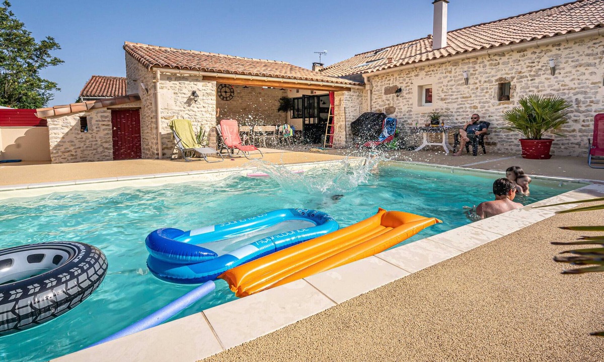 L'Hermenault Cottage | Family Retreat with Heated Pool, Near Puy du Fou & La Rochelle, Sleeps 14
