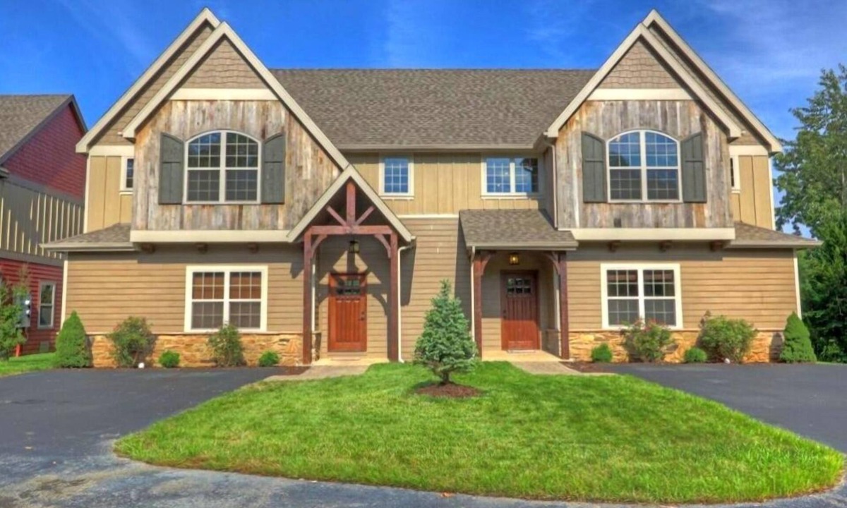 Lampe House | Family Reunion Favorite! Sleeps 24 | 4 King Suites | Pools | Dock | Lakefront Luxury