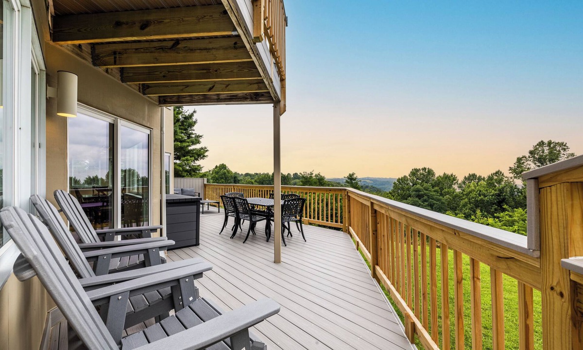 Dan River House | Family reunion/Movie theater/Hot Tub w/fresh water/Sleep 16/20% off 3rd night