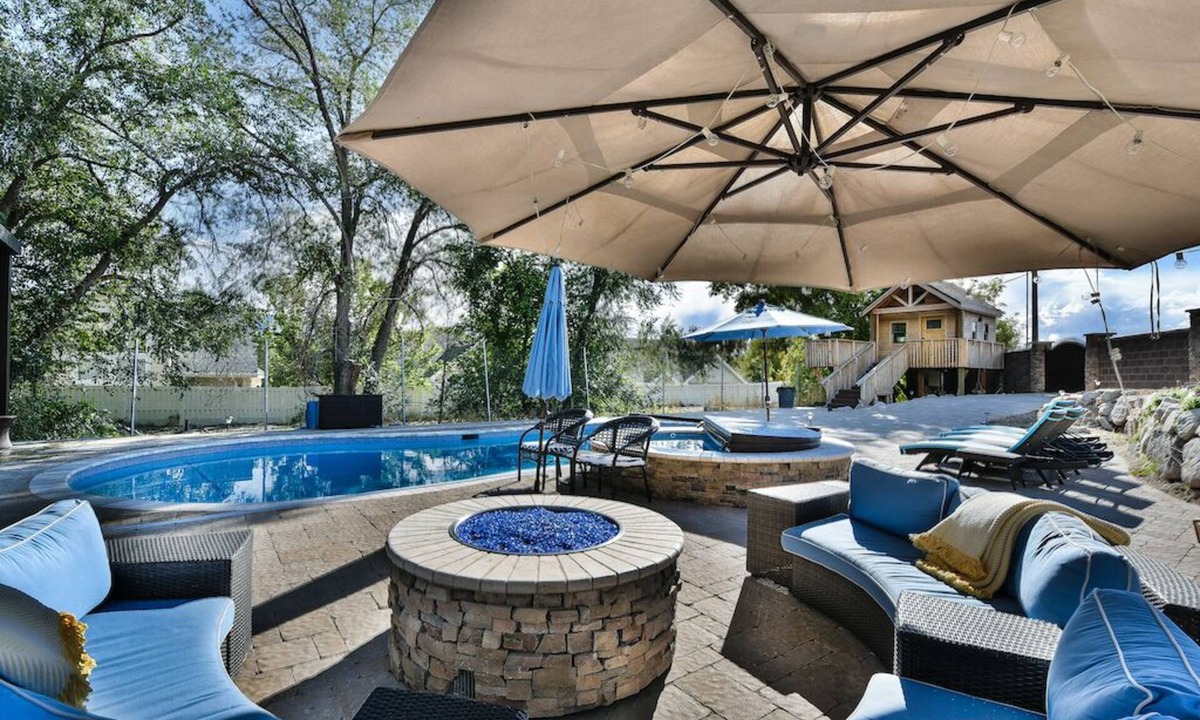 Draper House | Family Reunions, Corporate Retreats, Pool, outdoor living, comfortably sleeps 24