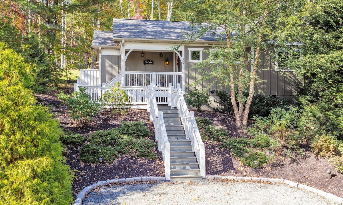 Skyland Cottage | Family-Run Cottage with Fireplace and Private Hot Tub