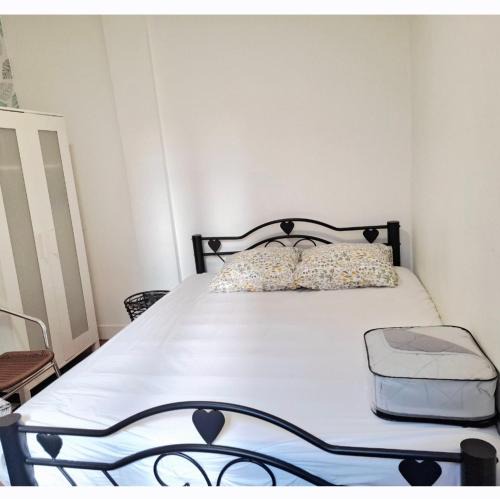 Clichy House | Family Sharing Apt Room F2