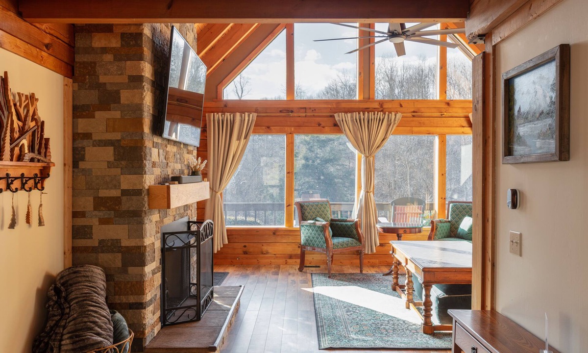 Willow Wood Cabin | Family-size cabin retreat, sleeps 8