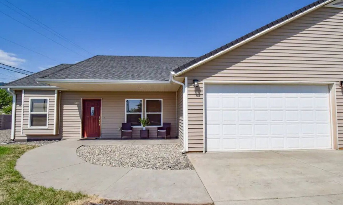 La Grande House | Family sized Crow's Nest "A"