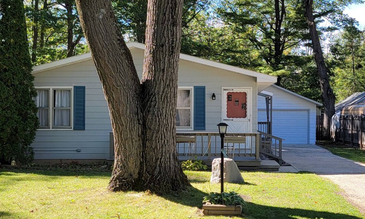 Prudenville House | Family sized updated cottage with garage -Fenced in yard for pets.