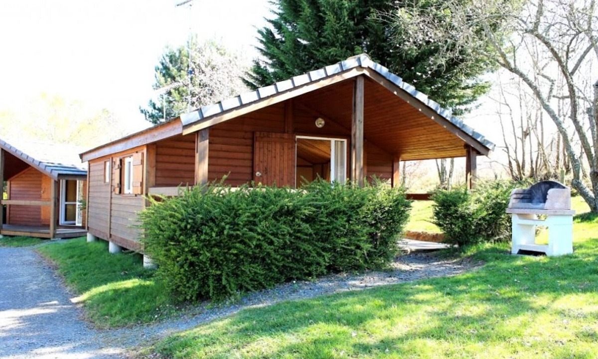 Treignat Cottage | Family stay in a chalet with fishing, natural pool and summer activities