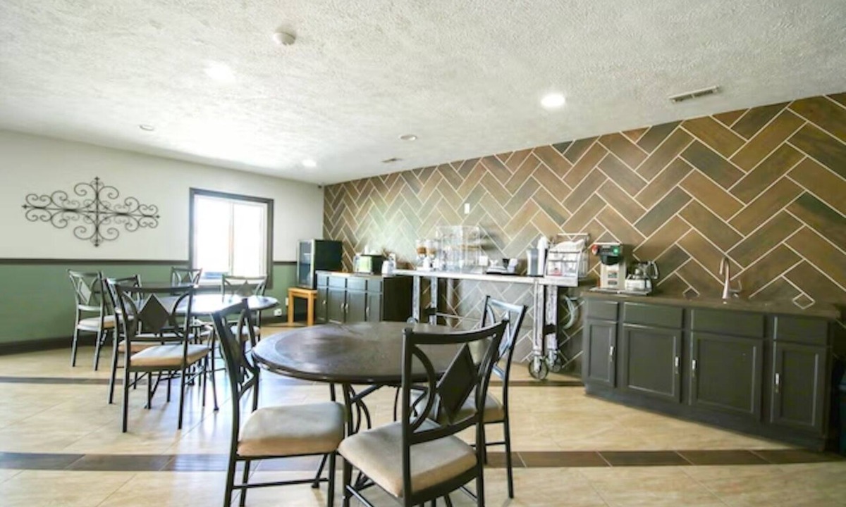 Glenwood Hotel | Family Stay near Lake Ohana | Near Hwy 34 | Free Parking