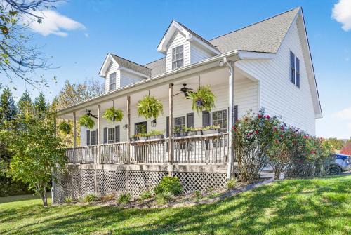 Troutville House | Family stay with Pets, EV Charger, Peloton