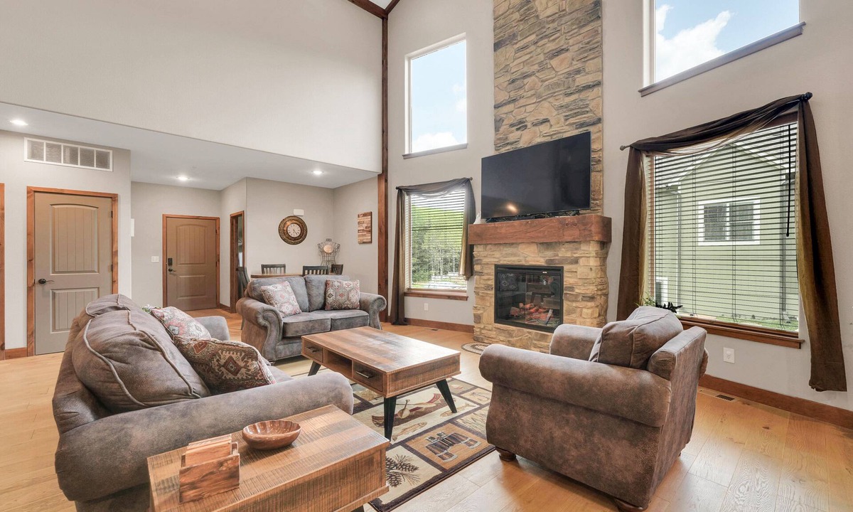 Hollister House | Family Style 6 Bedroom Home, 2 Pools, Luxurious Getaway! Clean & Relaxing!