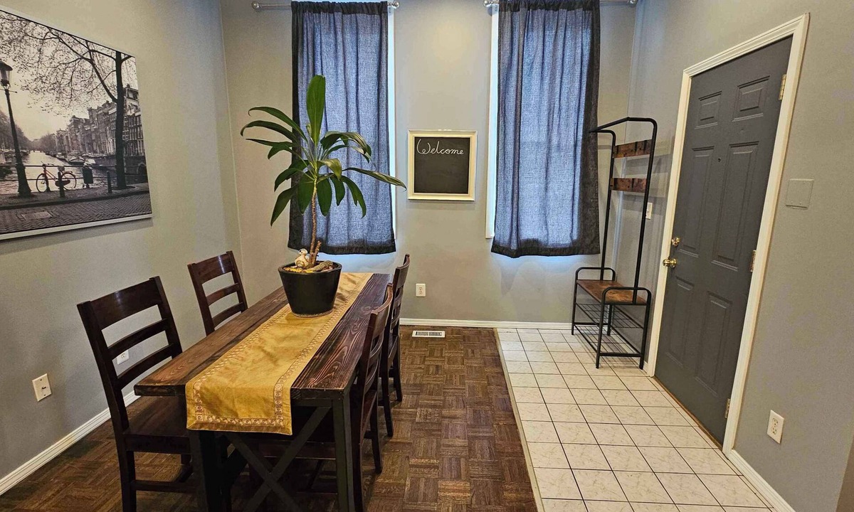 Lower West Side Apartment | Family style pet friendly Pilsen apartment with park/playground access