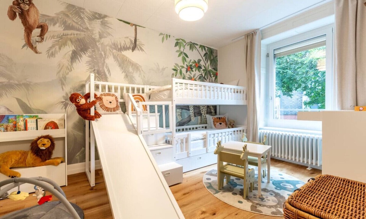 District 6 Apartment | Family Suite · Familienwohnung mit Rutsche