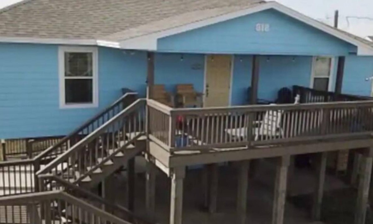 Surfside Beach House | Family Vacation Getawayn3 Bedroom 2 Bathroom Sleeps 8 only