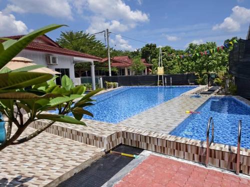 Bandar Bera House | Family Villa - BERA Poolstay