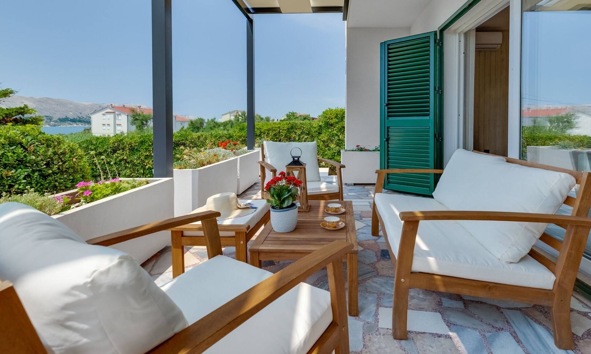 Pag Villa | Family Villa Pag 2 min from the beach hot tub - free parking