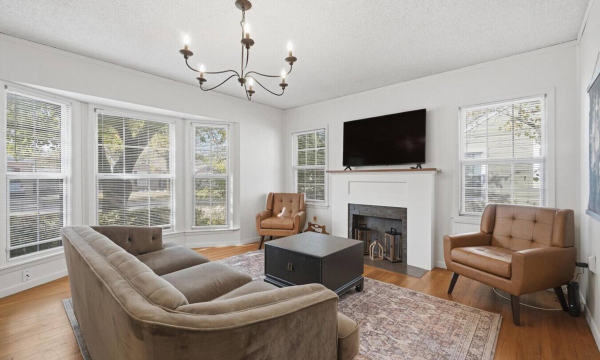 Elmwood Area House | Family & Work Crew Friendly 3B2Bath Home, Sleeps 8