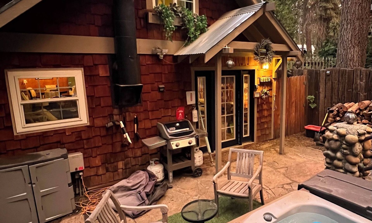 Fish Camp House | Family Yosemite Retreat Private Hot Tub Patio 2 Mi from Yosemite