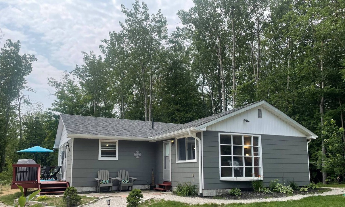 South Bruce Peninsula Cottage | Famous Beaches. Family fun & adventure, exploring Bruce Peninsula. Pet Friendly!