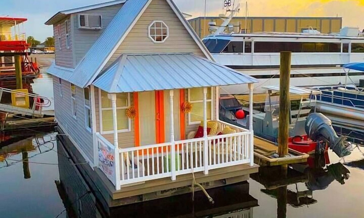 Sanford Boat Rental | Famous Houseboat
