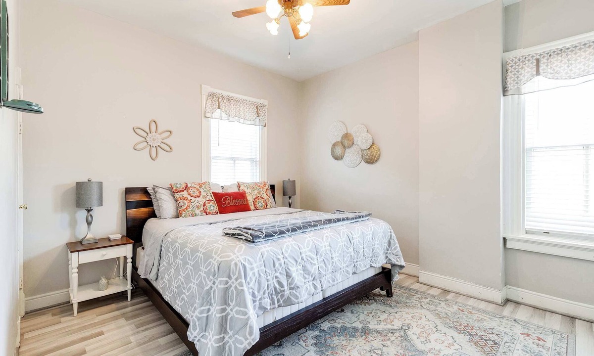 Fan District Condo | Fan District Gem | Walk to VCU | King Bed| Parking