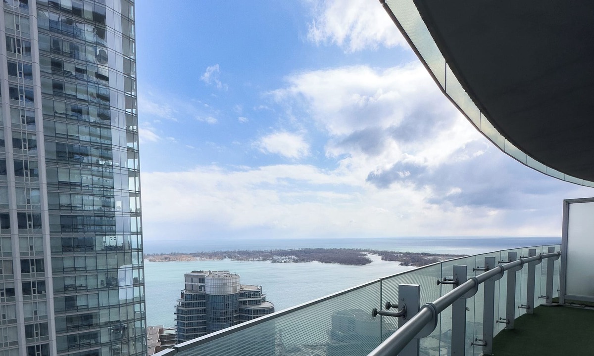 Central Waterfront House | Fancy 2 Beds Suite near CN Tower, Scotia Arena, Rogers Centre & FREE PARKING
