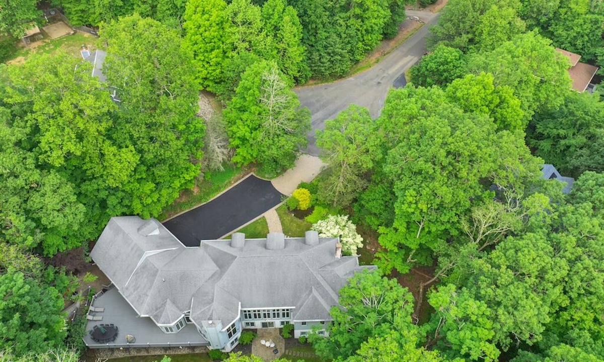 East Stroudsburg Villa | Fancy Poconos Castle & Indoor MEGA 10+ Hot Tub