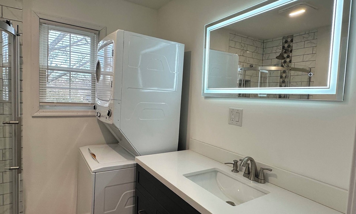 Northeast Virginia Beach Apartment | Fancy Studio W/Washer/Dryer and Central Air Virginia Beach