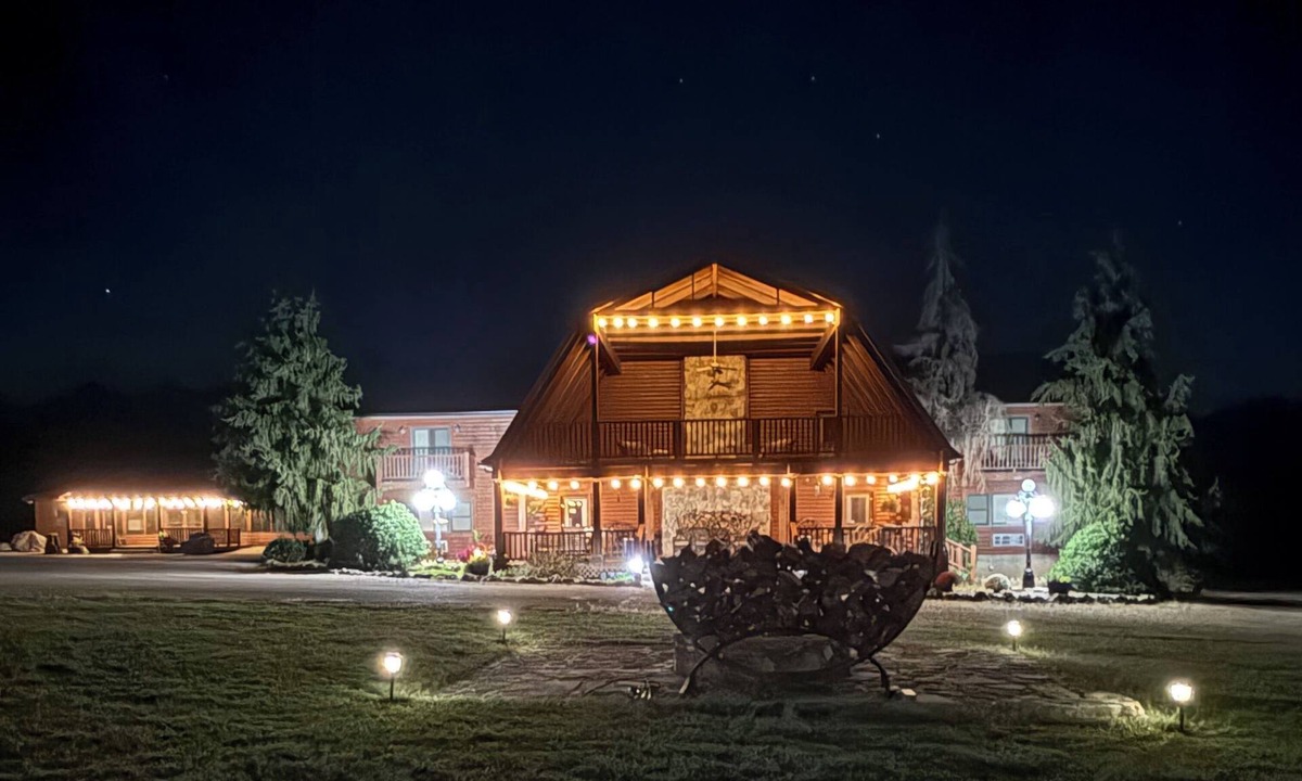 Eminence Cabin | Fantastic 11-bedroom/13- bath lodge in Eminence